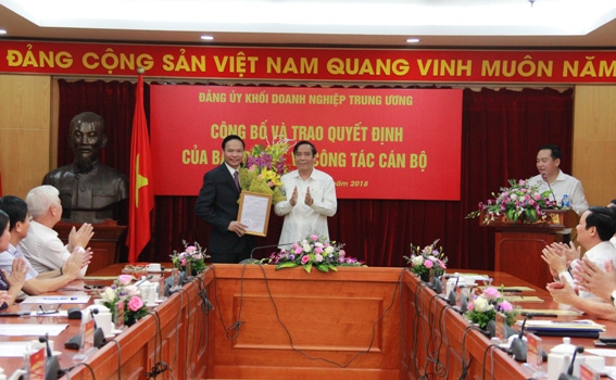 Đồng chí Nguyễn Thanh Bình - Ủy viên Trung ương Đảng, Phó Trưởng ban Thường trực Ban Tổ chức Trung ương đã trao quyết định và chúc mừng đồng chí Lê Văn Châu