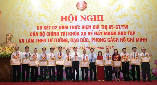 Đồng chí Võ Văn Thưởng và đồng chí Phạm Viết Thanh trao thưởng cho các tập thể xuất sắc. 