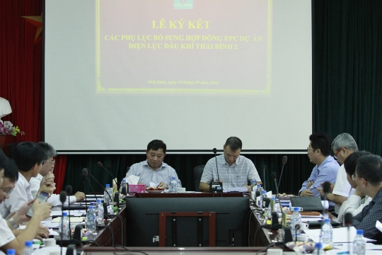 Tổng giám đốc PVC Nguyễn Đình Thế và tân Phó Trưởng ban Phụ trách Ban QLDA Nguyễn Ngọc Hải ký kết Phụ lục hợp đồng số 30 Hợp đồng EPC dự án NMNĐ Thái Bình 2