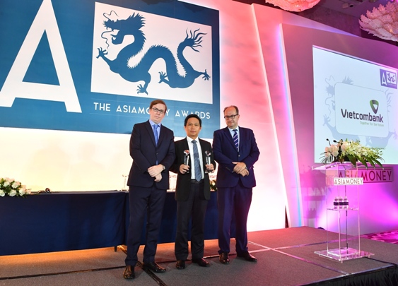 Đại diện Vietcombank, ông Nguyễn Mạnh Hùng - Ủy viên Hội đồng quản trị (đứng giữa) nhận giải thưởng do Tạp chí Asiamoney trao tặng