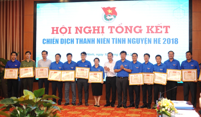 Bí thư thứ nhất Trung ương Đoàn Lê Quốc Phong và Phó Trưởng Ban Dân vận Trung ương Nguyễn Lam trao bằng khen của BCH Trung ương Đoàn cho các tập thể