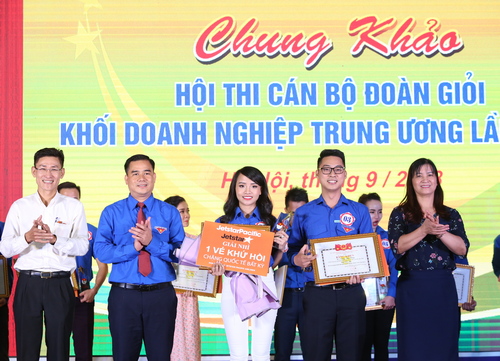 Đồng chí Nguyễn Thị Tiếp - Trưởng Ban Dân vận Đảng ủy Khối và đồng chí Vũ Đức Tú - Bí thư Đoàn Khối Doanh nghiệp Trung ương trao giải Nhì cho 2 thí sinh đoạt giải.