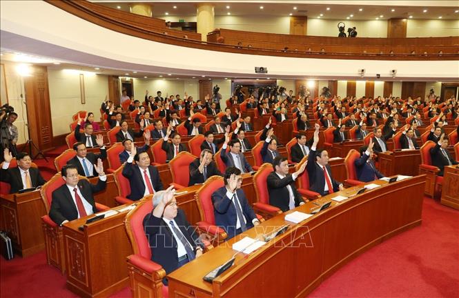 Các đồng chí lãnh đạo Đảng, Nhà nước và các đại biểu biểu quyết thông qua Nghị quyết Hội nghị. 