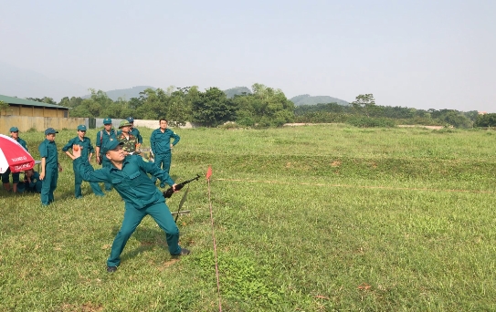 Vận động viên Đội dân quân tự vệ Cơ quan Đảng ủy Khối Doanh nghiệp Trung ương tham gia thi ném lựu đạn