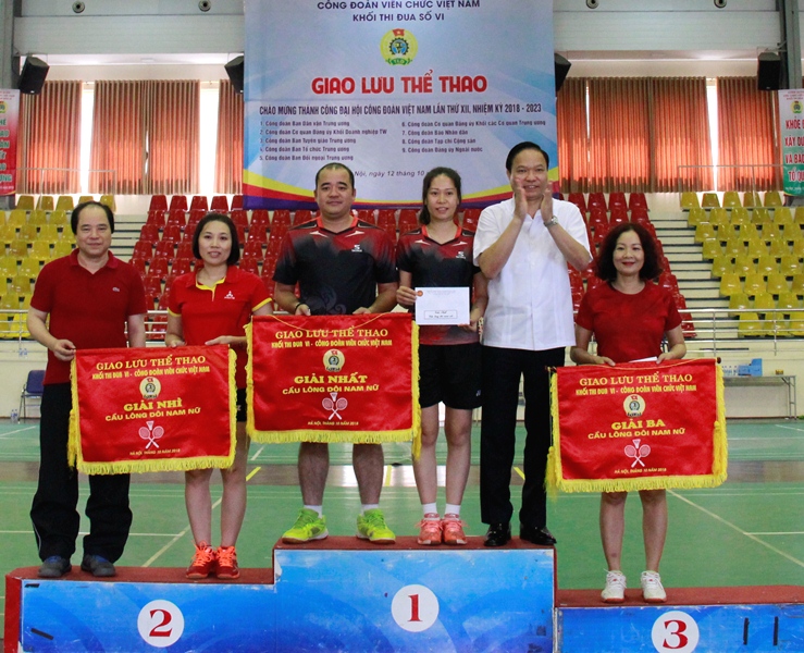 Đồng chí Lê Văn Châu - Phó Bí thư Đảng ủy Khối Doanh nghiệp Trung ương trao Giải cho các vận động viên thi đấu nội dung Cầu lông đôi nam nữ.