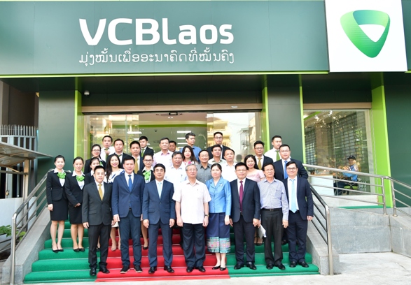 Đại diện lãnh đạo thăm trụ sở Vietcombank Lào tại Viên Chăn.