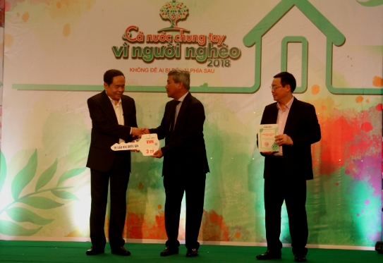 Phó Tổng giám đốc PVN Đỗ Chí Thanh trao biểu trưng số tiền ủng hộ tại Chương trình “Cả nước chung tay vì người nghèo” 2018