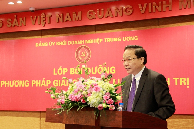 Đồng chí Lê Văn Châu - Phó Bí thư Đảng ủy Khối DNTW phát biểu tại lớp học.