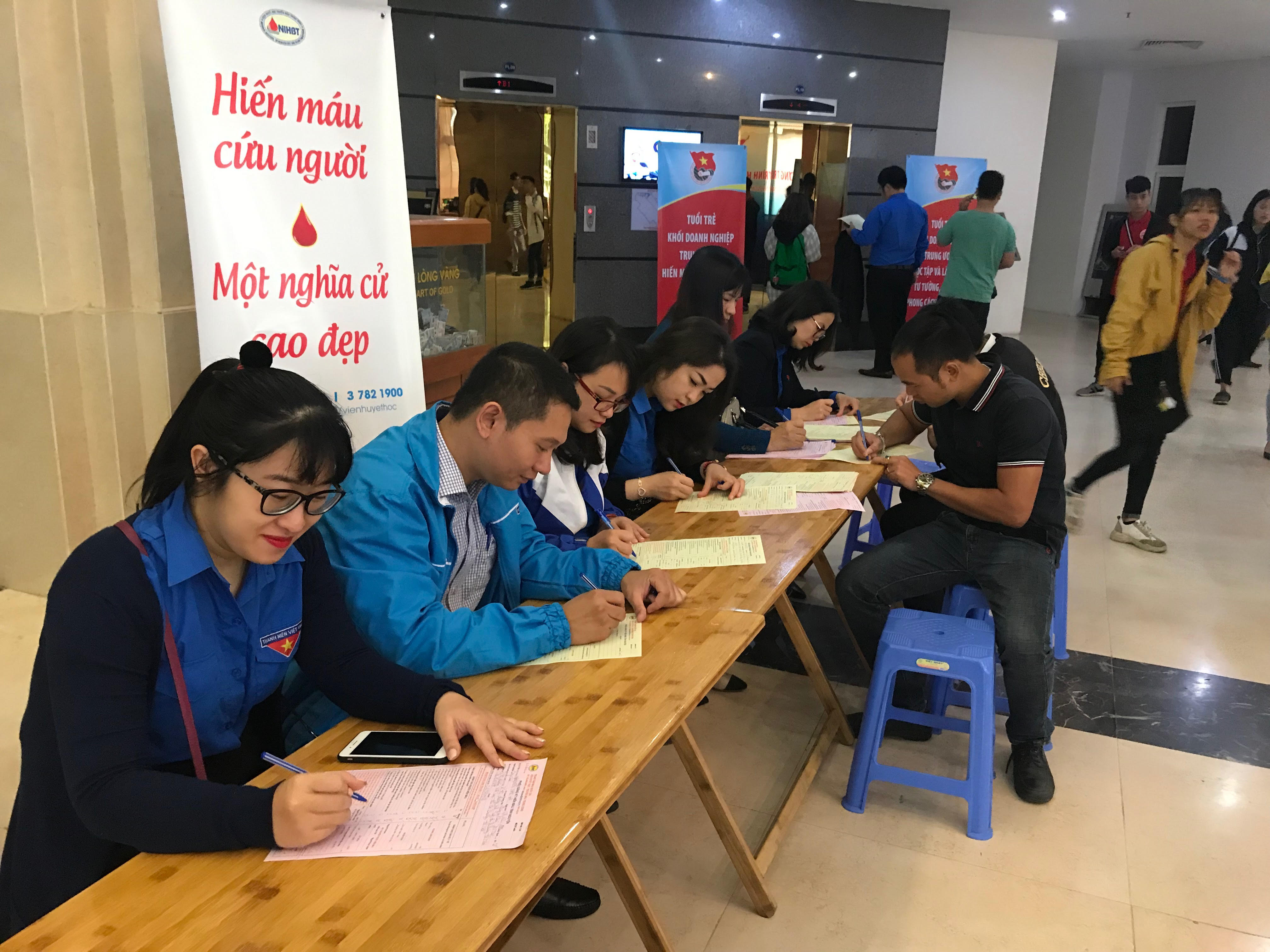 Đông đảo cán bộ, đoàn viên, thanh niên hưởng ứng tham gia Chương trình Hiến máu tình nguyện năm 2018 do Đoàn Khối tổ chức