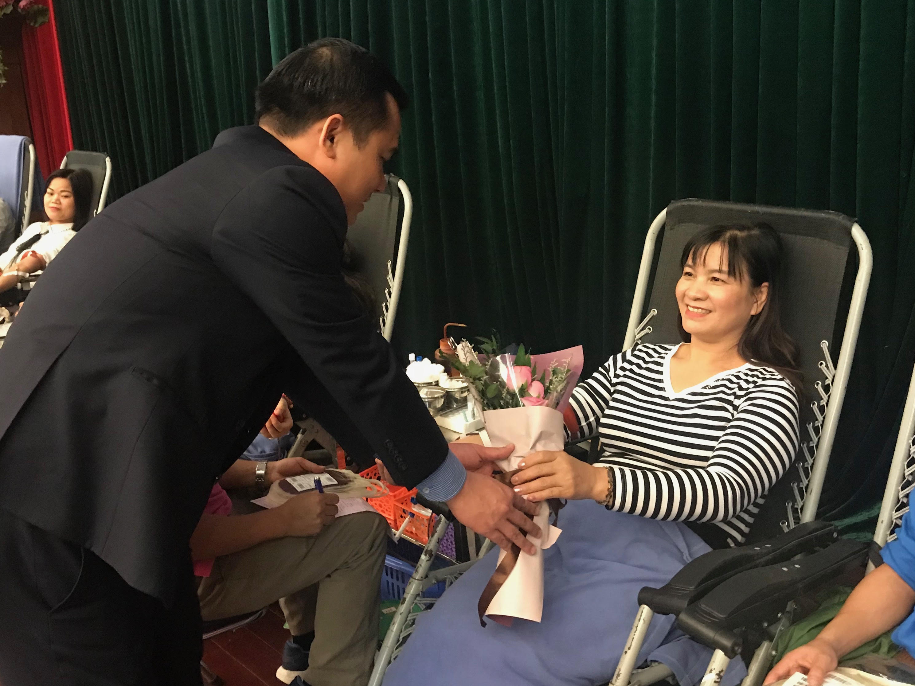 Đồng chí Nguyễn Thị Tiếp, Ủy viên Ban Thường vụ, Trưởng Ban Dân vận Đảng ủy Khối hưởng ứng tham gia Chương trình Hiến máu tình nguyện năm 2018 do Đoàn Khối tổ chức