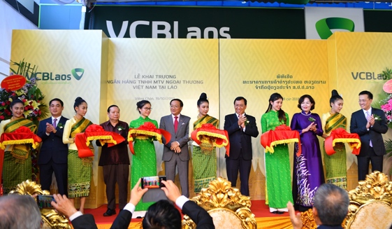 Các đồng chí Lãnh đạo cấp cao hai nước Việt Nam, Lào và Vietcombankcắt băng khai trương Vietcombank Lào