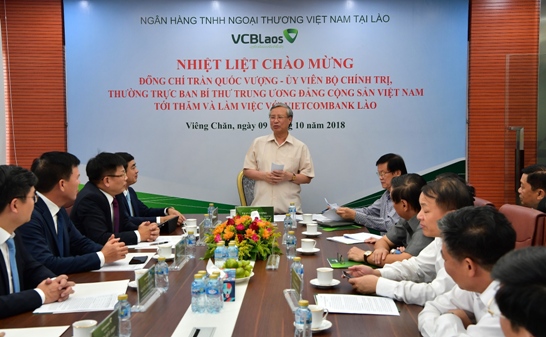 Đồng chí Trần Quốc Vượng - Thường trực Ban Bí thư biểu dương những thành quả của Vietcombank nói chung và Vietcombank Lào nói riêng