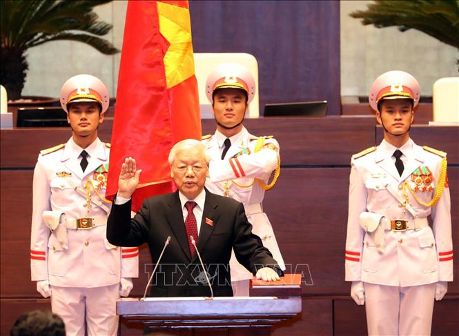 Tổng Bí thư Nguyễn Phú Trọng, Chủ tịch nước CHXHCN Việt Nam nhiệm kỳ 2016-2021 thực hiện nghi thức tuyên thệ nhậm chức trước Quốc hội, đồng bào và cử tri cả nước. 