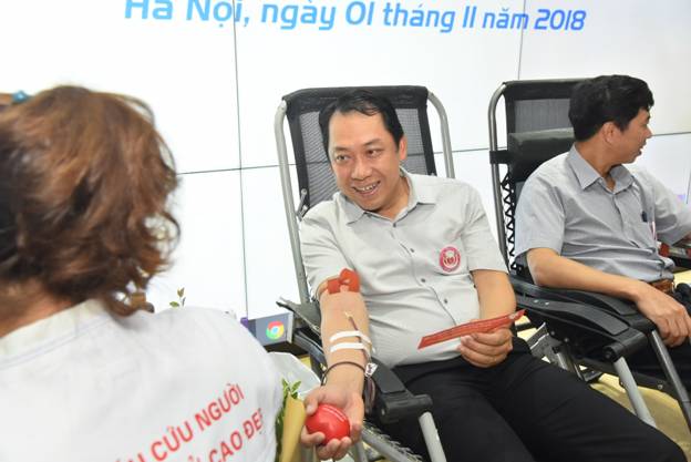 Các đồng chí lãnh đạo Tổng công ty tham gia hiến máu.