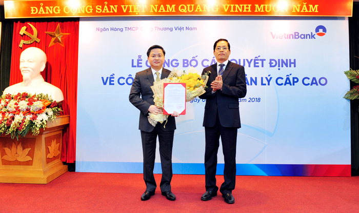 Đồng chí Phạm Viết Thanh - Bí thư Đảng ủy Khối DNTW trao quyết định cho đồng chí Lê Đức Thọ - Chủ tịch HĐQT VietinBank
