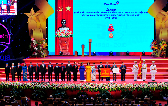 Thủ tướng Chính phủ trao tặng Huân chương Lao động hạng Nhất (lần thứ 2) và Cờ thi đua của Chính phủ cho VietinBank.