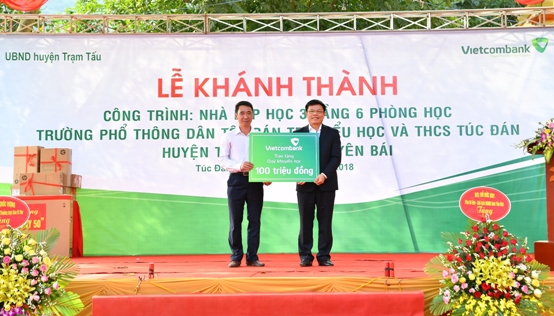 Đại diện Công đoàn Vietcombank trao số tiền 100 triệu đồng ủng hộ Quỹ Khuyến học huyện Trạm Tấu