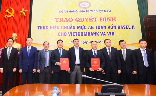 Đại diện Ban Lãnh đạo NHNN Việt Nam trao quyết định công nhận Vietcombank thực hiện chuẩn mực an toàn vốn Basel II