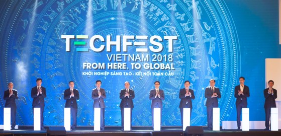 Các đồng chí lãnh đạo Đảng, Nhà nước tham gia nghi thức ấn nút khởi động Techfest 2018.
