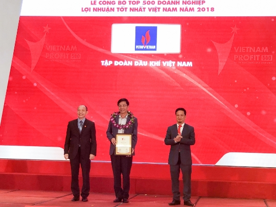 đại diện lãnh đạo Tập đoàn Dầu khí Việt Nam nhận vinh danh doanh nghiệp có lợi nhuận tốt nhất Việt Nam năm 2018.