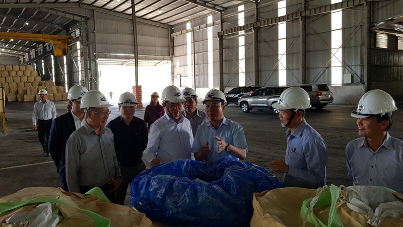 Đồng chí bí thư cùng đoàn công tác đến tham quan thực tế tại khu vực sản xuất thành phẩm alumin của Công ty TNHH MTV Nhôm Lâm Đồng..