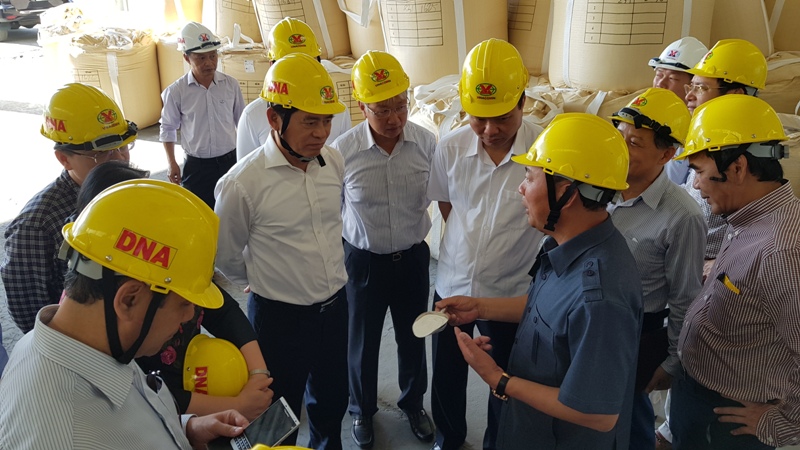 Lãnh đạo Tập đoàn CN Than KS VN giới thiệu với Đoàn công tác sản phẩm alunmin cty nhôm Đắc Nông