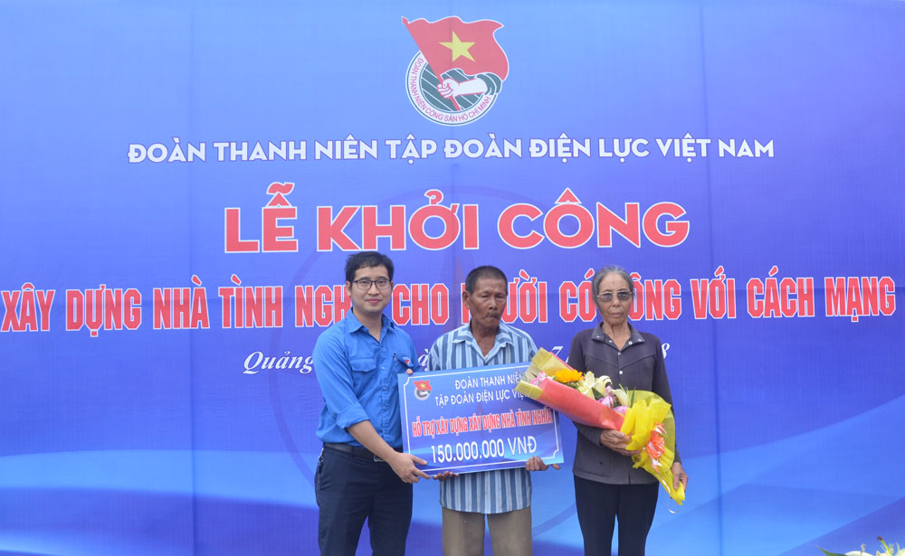 Đồng chí Nguyễn Hoàng Anh, Phó Bí thư Đoàn Thanh niên EVN trao biển hỗ trợ kinh phí xây dựng nhà tính nghĩa cho gia đình có công với cách mạng