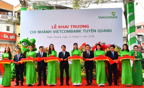 Các đại biểu cắt băng khai trương chi nhánh Vietcombank Tuyên Quang