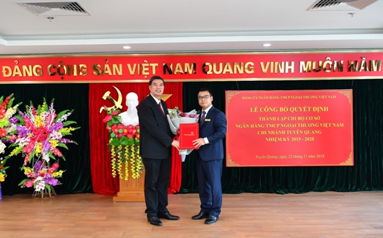 Đảng ủy Vietcombank trao Quyết định thành lập chi bộ cơ sở Vietcombank Tuyên Quang, quyết định chỉ định chức danh Bí thư Chi bộ