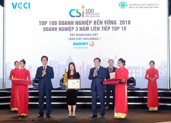 Phó Thủ tướng Vương Ðình Huệ và Chủ tịch VCCI Vũ Tiến Lộc vinh danh Tập đoàn Bảo Việt  trong Top 10 doanh nghiệp bền vững trong 3 năm liên tiếp