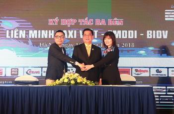 Bà Phạm Thị Vân Khánh, Giám đốc Ban KHDNNVV BIDV; ông Nguyễn Tuấn Mùi, Chủ tịch Liên minh Taxi Việt (đứng giữa); ông Nguyễn Thanh Tuấn, Chủ tịch HĐQT Công ty EMDDI ký kết thỏa thuận hợp tác.