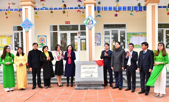 Đại diện lãnh đạo Tỉnh Ninh Bình và Vietcombank cắt băng khánh thành công trình