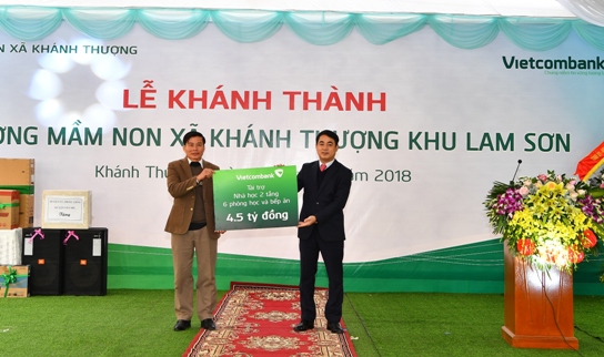 Chủ tịch HĐQT Nghiêm Xuân Thành trao tượng trưng số tiền 4,5 tỷ đồng cho lãnh đạo địa phương