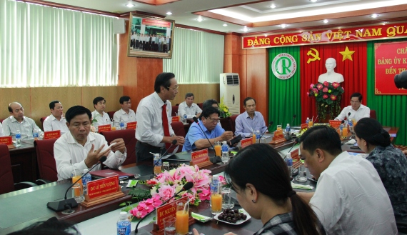 Đồng chí Trần Thanh Phụng - Bí thư Đảng ủy, Chủ tịch HĐTV Công ty Cao su Phú Riềng báo cáo với đoàn công tác của Đảng ủy Khối DNTW
