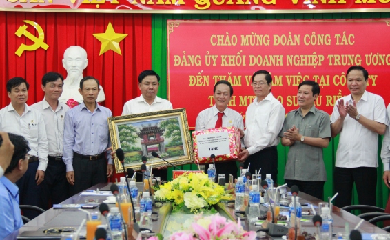 Đoàn công tác của Đảng ủy Khối Doanh nghiệp Trung ương tặng quà lưu niệm choi Công ty Cao su Phú Riềng