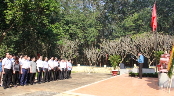 Đoàn công tác của Đảng ủy Khối Doanh nghiệp Trung ương dâng hương tại tượng đài Phú Riềng đỏ