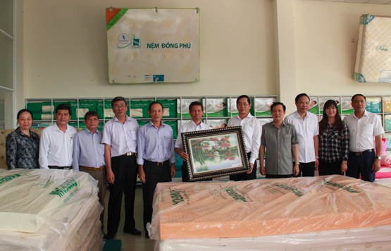 Đoàn công tác của Đảng ủy Khối Doanh nghiệp Trung ương tặng quà lưu niệm cho Công ty CP Cao su kỹ thuật Đồng Phú
