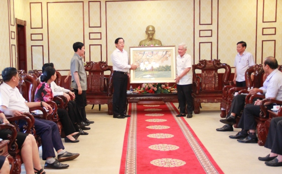 Đoàn công tác của Đảng ủy Khối Doanh nghiệp Trung ương tặng quà lưu niệm cho Tỉnh ủy Bình Phước