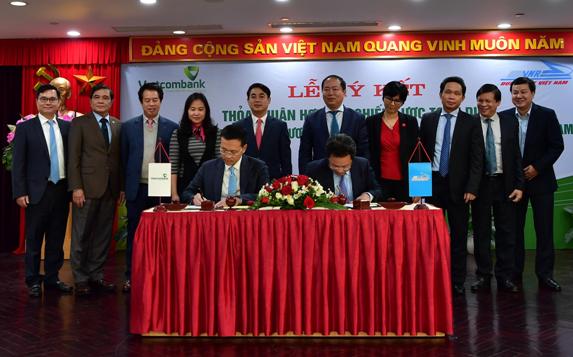 Đại diện Vietcombank và VNR ký kết thỏa thuận hợp tác chiến lược toàn diện giữa hai bên