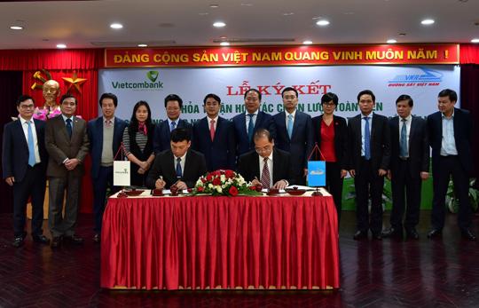 Đại diện Vietcombank Hải Phòng và Công ty CP Vận tải Đường sắt Sài Gòn ký kết Hợp đồng tín dụng