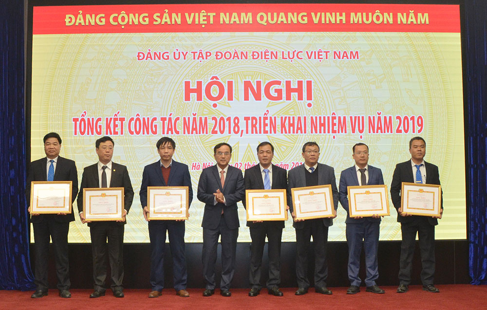Bí thư Đảng ủy, Chủ tịch HĐTV EVN Dương Quang Thành trao Giấy khen của Đảng ủy EVN cho các tổ chức đạt danh hiệu 