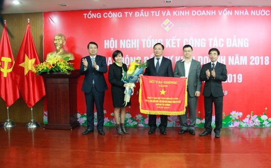 Đồng chí Nguyễn Đức Chi - Bí thư Đảng ủy, Chủ tịch HĐTV SCIC trao tặng Cờ thi đua của Bộ Tài chính cho tập thể đạt thành tích xuất sắc