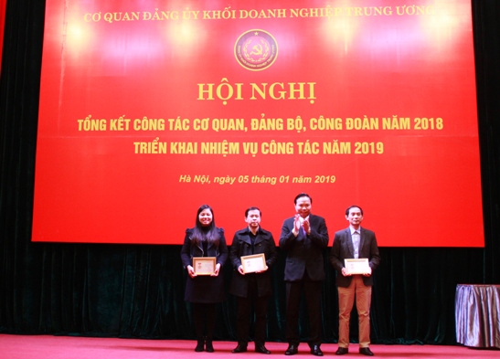 Đồng chí Lê Văn Châu - Phó Bí thư Đảng ủy Khối trao Kỷ niệm chương “Vì sự nghiệp Tuyên giáo” cho 3 đồng chí Cơ quan Đảng ủy Khối.