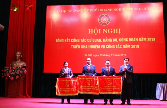 Đồng chí Phạm Viết Thanh - Bí thư Đảng ủy Khối, Thủ trưởng Cơ quan trao tặng Cờ thi đua của Đảng ủy Khối cho 3 tập thể xuất sắc tiêu biểu.