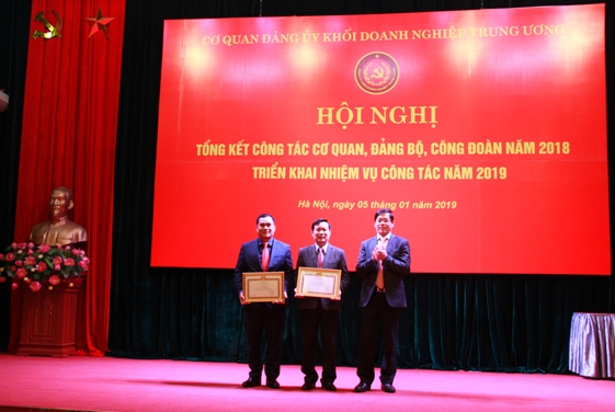 Đồng chí Phạm Viết Thanh - Bí thư Đảng ủy Khối, Thủ trưởng Cơ quan trao tặng Bằng khen của Đảng ủy Khối cho 2 cá nhân đạt danh hiệu “Chiến sĩ thi đua cấp Khối” năm 2018.
