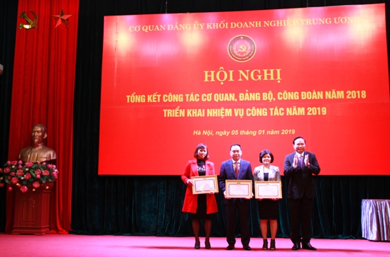 Đồng chí Lê Văn Châu - Phó Bí thư Đảng ủy Khối trao tặng Bằng khen của Đảng ủy Khối cho 4 cá nhân đạt danh hiệu “Chiến sĩ thi đua cơ sở” 2 năm liên tục.