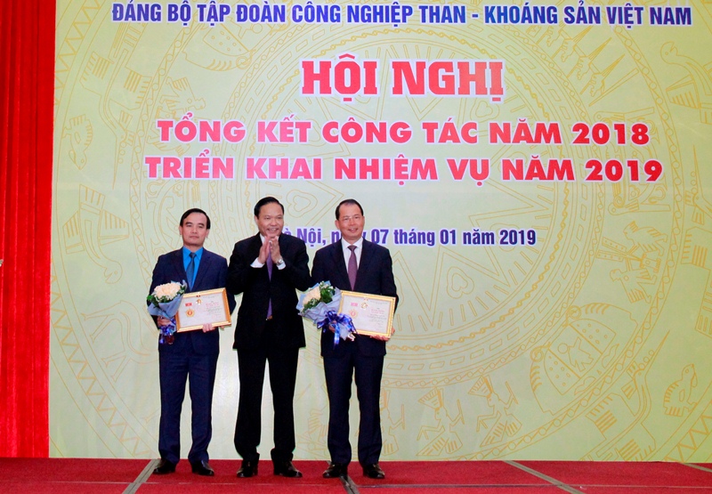Đồng chí Lê Văn Châu - Phó Bí thư Đảng ủy Khối DNTW trao tặng Kỷ niệm chương Vì sự nghiệp công tác Dân vận của Đảng cho 