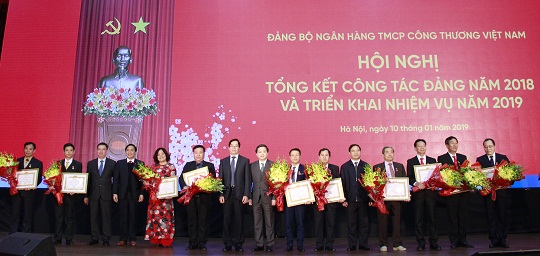 Đại biểu chúc mừng các đồng chí cán bộ đảng viên nhận Huy hiệu 30 năm tuổi Đảng.