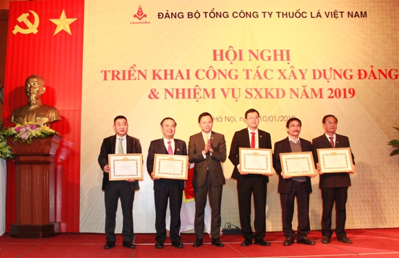 Đồng chí Hồ Lê Nghĩa - Bí thư Đảng ủy, Chủ tịch HĐTV Vinataba trao tặng Giấy khen của Đảng ủy Tổng công ty cho các tập thể và cá nhân đạt thành tích cao trong năm 2018.