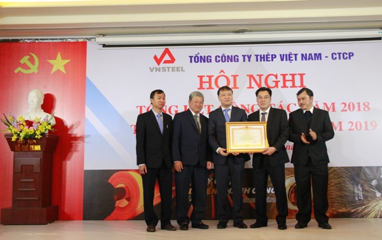 Thứ trưởng Bộ Công thương Đỗ Thắng Hải trao tặng Bằng khen của Thủ tướng Chính phủ cho Công ty Thép miền Nam